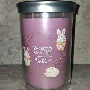 Yankee Candle BUNNY VANILLA CUPCAKE 20oz. 2 Wick Glass Tumbler Candle. NEW!